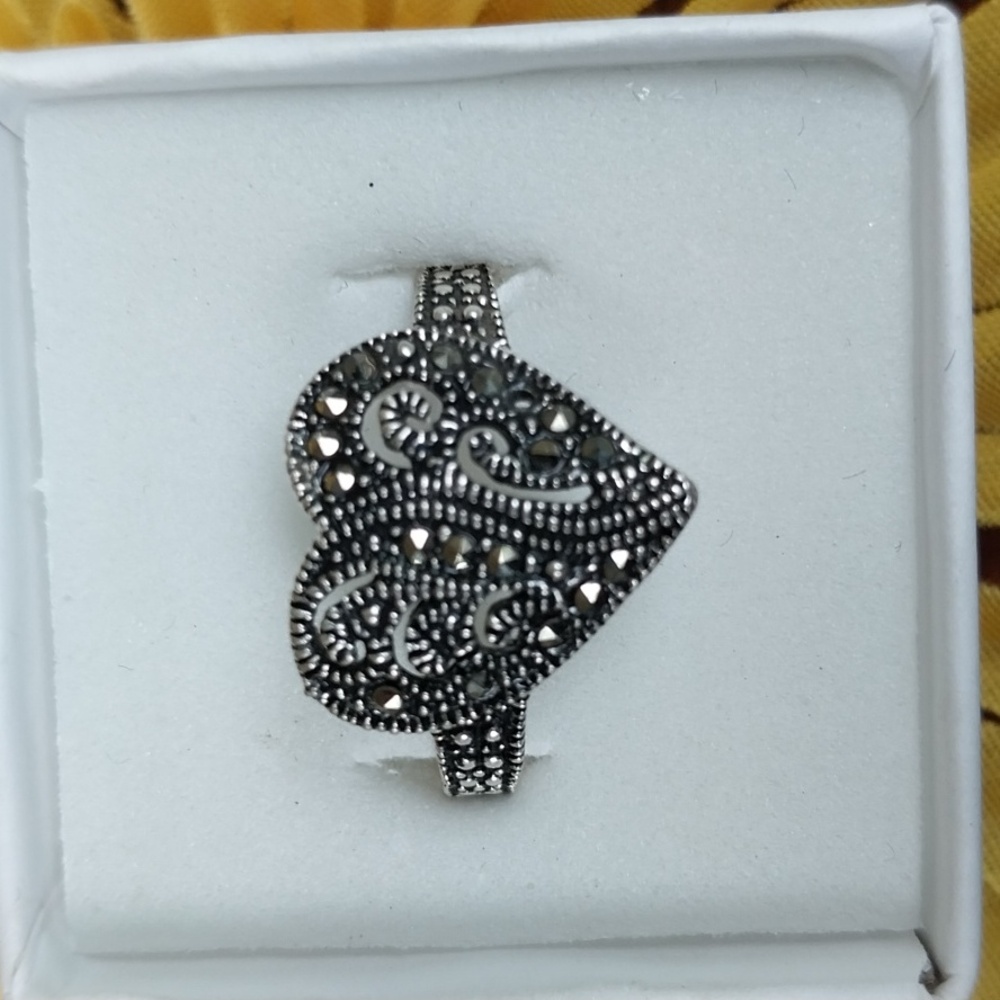 New .925 silver and marquesite heart ❤️ ring. #9.5